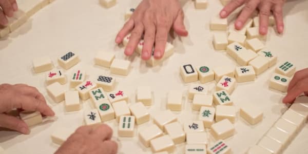 Mahjongin lyhyt historia ja kuinka sitä pelata