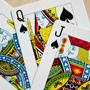 Kolmen kortin pokerin säännöt ja strategiat